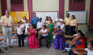 FRUIT OF THE LOOM REMODELA DOS AULAS MÁS EN ESCUELA VISITACIÓN PADILLA DE EL PROGRESO