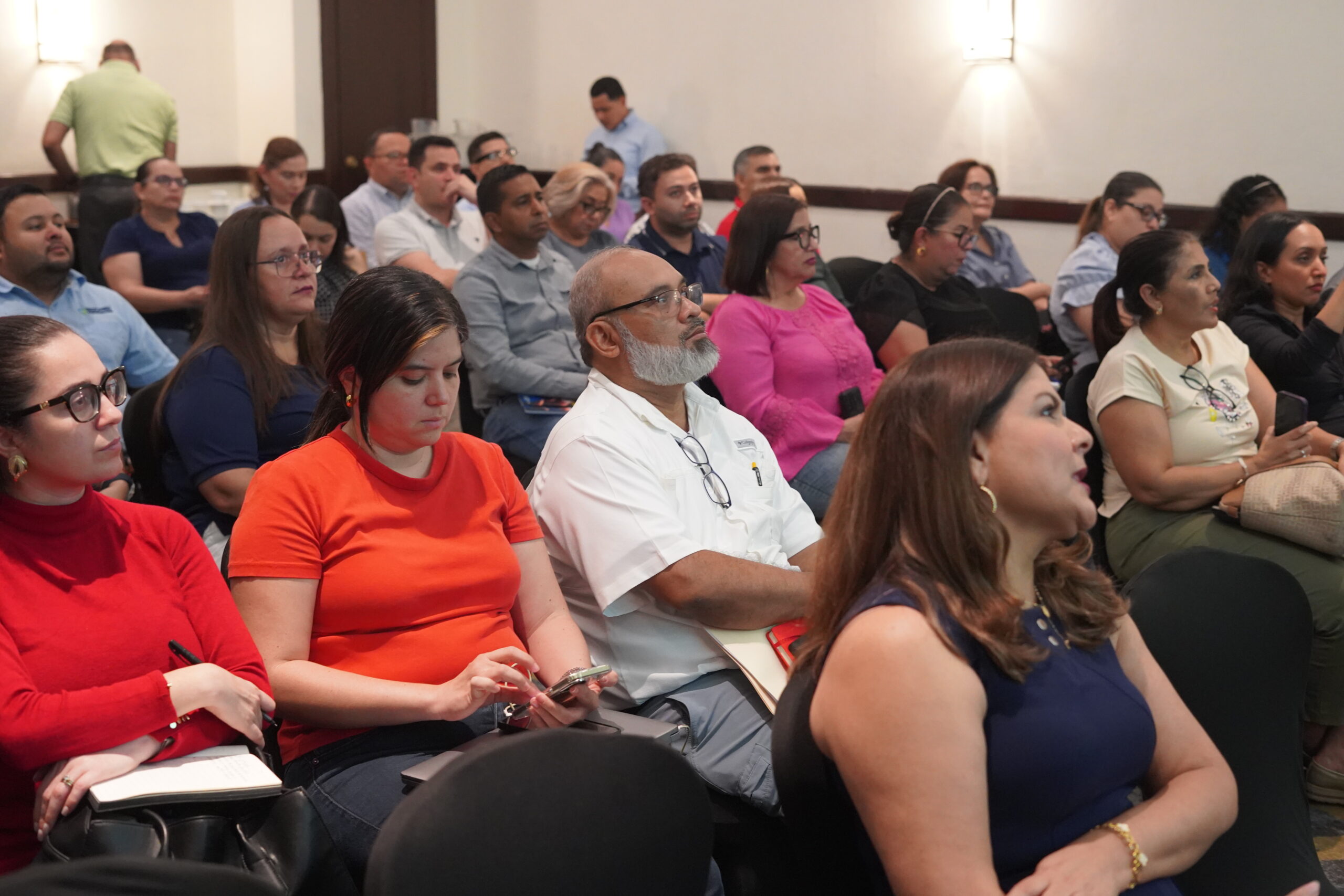 Empresas afiliadas a la AHM abordan Decreto Ejecutivo PCM-014-2026 con el Comisionado Presidencial de Comercio Exterior