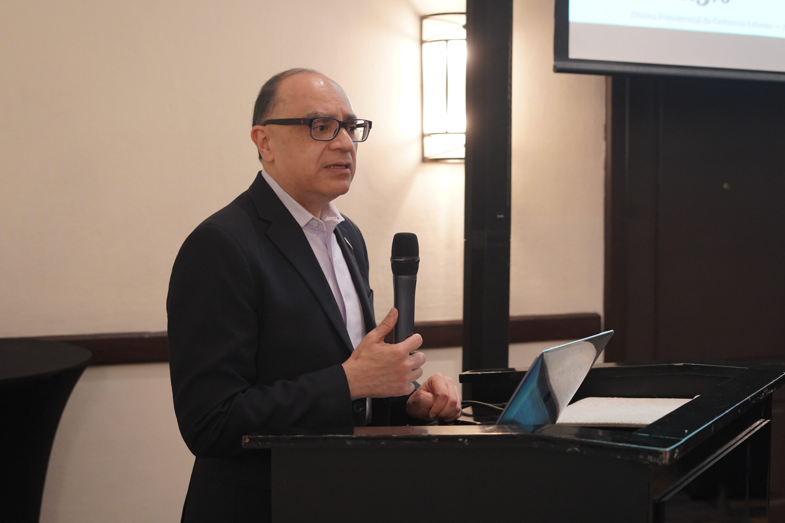 Empresas afiliadas a la AHM abordan Decreto Ejecutivo PCM-014-2026 con el Comisionado Presidencial de Comercio Exterior